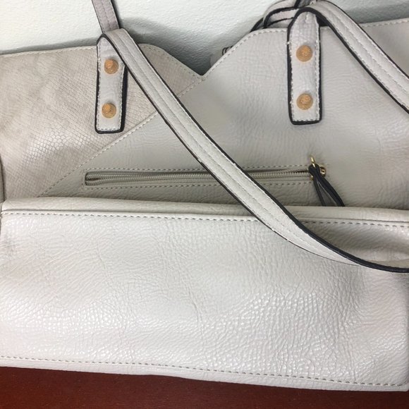 Jessica Simpson Faux Leather Two Toned Shoulder Bag Tote Logo Charm EUC - Picture 3 of 9